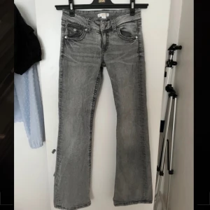 lågmidjade jeans  - säljer de populära gråa bootcut jeansen från gina tricot barnavdelning. storlek 158 men passar mig som är 163 cm så skulle ungefär säga att de är i storlek 32/34. Köpte för 400 ungefär