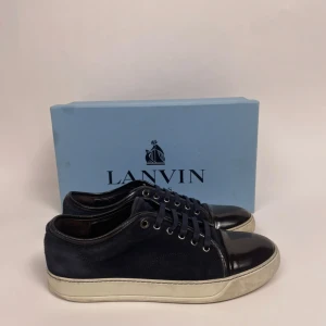 Lanvin skor  - Hej! Säljer nu dessa galet snygga lanvin skor. Skorna är i fint skick! Hör av dig vid frågor! Uk 9 passar 44