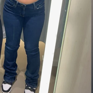 715 bootcut Levis jeans  - Super fin, användes endast tre gånger så räknas som ny.  Storlek W27-L34 