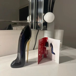 CH Good Girl - Säljer helt full Carolina Herrera Good Girl parfym 30 ml + 5 ml doftprov i samma doft. Supergod parfym men köpte tyvärr fel version av good girl som jag ville ha.