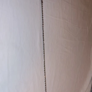 Silverfärgat kordell halsband - Silverfärgat kordell halsband 5 mm 50 cm långt med bra skick. Jag säljer den för att den inte används.