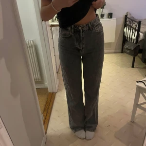 Högmidjade baggy jeans - Säljer ett par snygga grå jeans med hög midja som är lite baggy. De har en klassisk femficksdesign och en bekväm passform🥰🥰