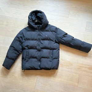 GANT Vinter jacka  - Skicket är fint använd en halv vinter. Tveka inte på att höra av dig