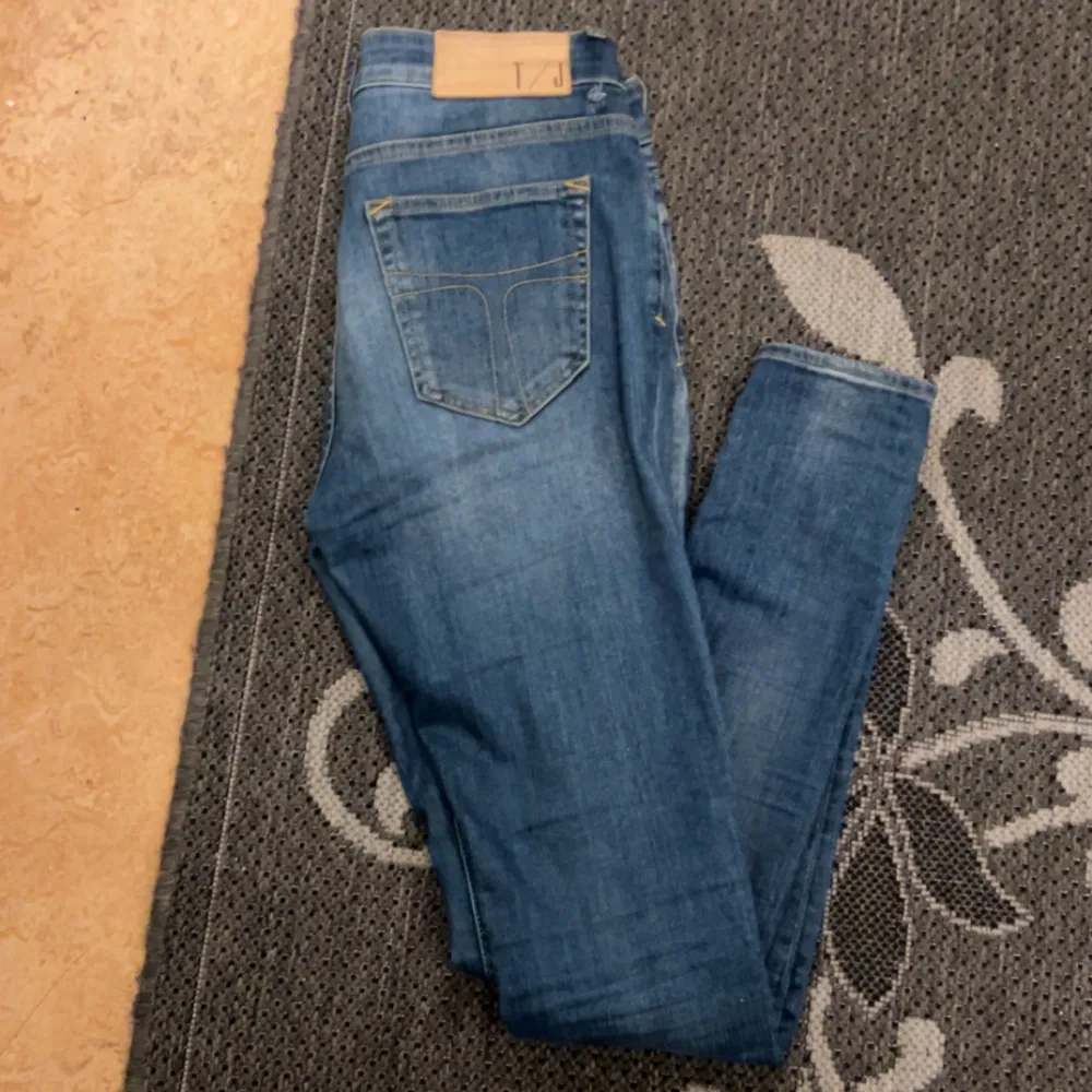 Säljer ett par snygga tiger of sweden jeans i slim fit. De har en klassisk femficksdesign med knapp och dragkedja fram. Perfekta för både vardag och fest! 🕺Storlek 29/30, passar också 28/30. . Jeans & Byxor.