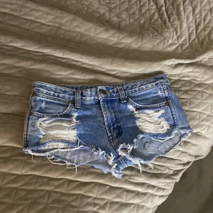 Evenjeans shorts  - Är ett bra jeans shorts från evejeans. Säljer den för att de va för korta på mig. Är i bra kvalitet och har bara använt en gång.