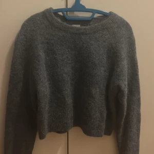 Mörkgråblå ulltröja från C.W. - Säljer en  mörkgråblå ulltröja från C.W. öjan har en enkel design med långa ärmar och rund hals. Passar perfekt till både jeans och kjol för en avslappnad look.