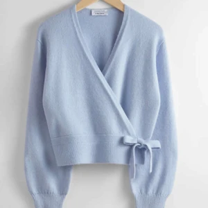 Stickad omlott kofta & other stories  - Säljer nu min superfina stickade omlottkoftan med knyte på sidan! ‼️Färgen är så den ser ut på mina bilder (hittade inte bild från hemsidan med rätt färg)‼️Sååå snygg i bra skick 💖💖💖💖Från & other stories men denna fina turkos/mintgröna färg säljs inte längre på hemsidan!!