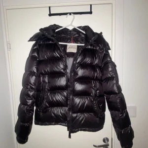  Moncler Maya - Säljer min svarta Moncler Maya då den inte kommer till användning längre. Varm o har inga skador eller liknande vad jag kan se. Storlek 1 o passar mig med S-M