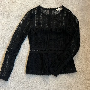 Svart spetsblus från By Malina - Säljer en svart spetsblus från By Malina i storlek XS. Den har en dragkedja i ryggen så att den är enkel att ta på. Har knappt använts.🤍