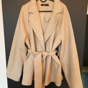 Gina tricot kappa  - Väldigt Finn kappa. Storlek M det har skärp så man kan justera runt midjan. Aldrig använt  Köpte för 700 sek 