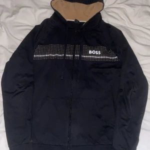 Boss zip hoodie  - Limited edition boss hoodie tvär fet 10/10 skick inga konstigheter skriv till mig vid frågor💯