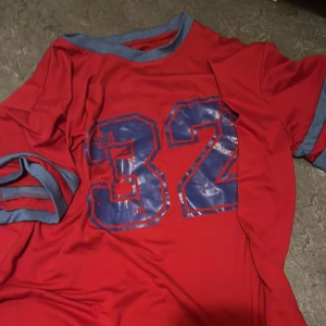 T shirt - Köpt från en second hand, har aldrig haft på mig den