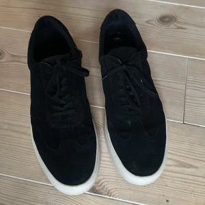 Vagabond 2.0 - Säljer ett par svarta vagabond 2.0 skor. De har snörning och är i bra skick. Endast använda ett fåtal gånger. Perfekta för både vardag och fest. Passar till alla säsonger och ger en stilren look. Pris är diskuterbart 