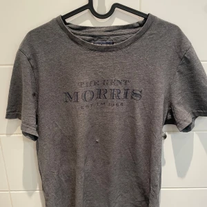 Morris T-shirt  - Snygg grå T-shirt men är dock lite skadad längs ner (bild 4)