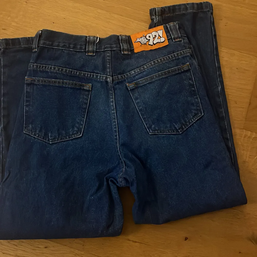 Fina byxor från polar skate denim 92. 100% bomull med en semi baggy stil med avsmalnade ben nertill. Inköpta för 1300 och sparsamt använda. . Jeans & Byxor.