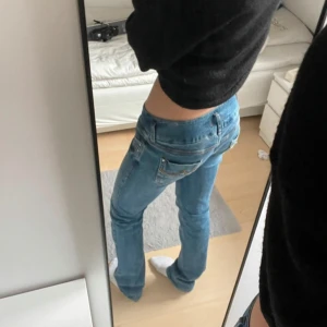 Ltb jeans  - Säljer dessa supersnygga lågmidjade bootcut jeansen från Ltb 🌟 Superfint skick och knappt använda! Storleken är 30/34 men är liten i storlek så passar någon runt 170cm💗  Nypris (899kr) men pris kan diskuteras vid snabb affär !!