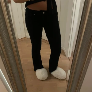 Svarta jeans - Säljer ett par snygga svarta jeans i mycket bra skick. De är tighta och midwaist, perfekta för både vardag och fest. Säljer då jag redan har flera par 