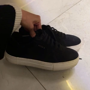 Axel Arigato  - Säljer ett par svarta sneakers i mycket bra skick