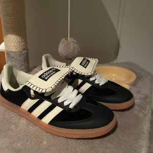 Adidas wales bonner custom  - säljer mina feta wales bonner nu, dem har custom snören riktigt feta. passar 42-43 men dem är 43. endast skor därav priset haft dem ganska länge men bra skick 