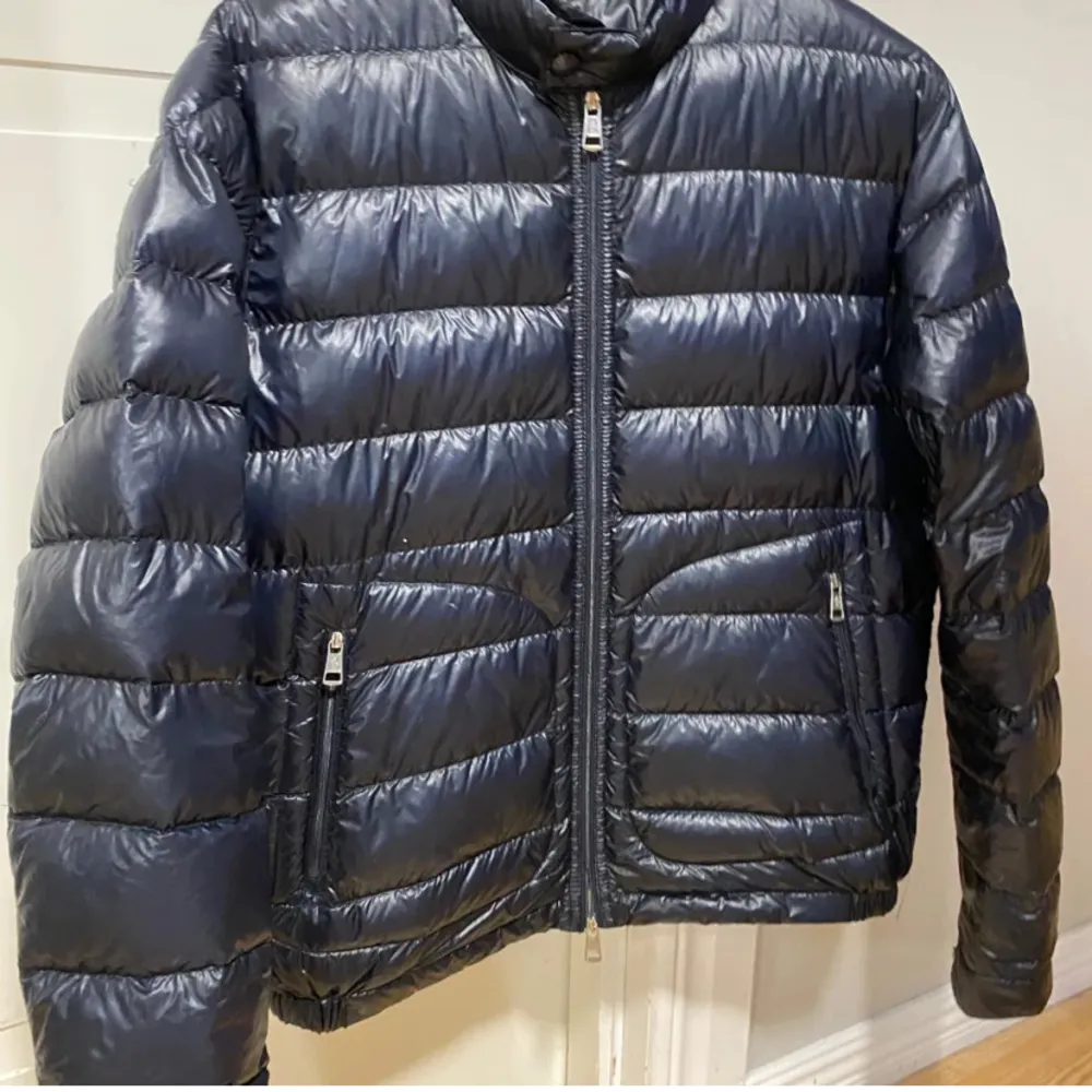 Säljer en gaalet snygg jacka från moncler! Skriv för frågor. . Jackor.