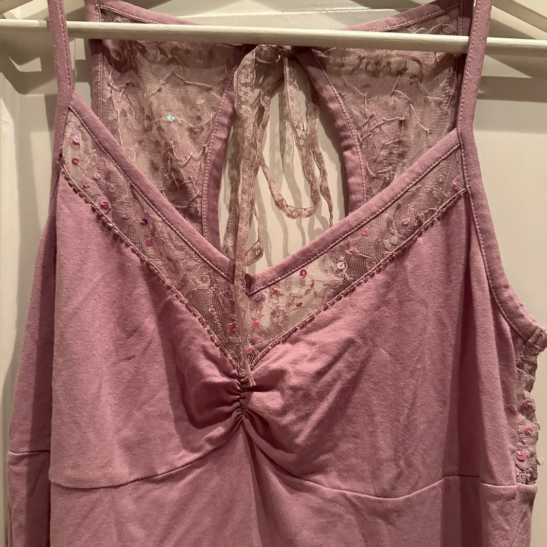 Ljus rosa/lila linne med spetsdetaljer - 90