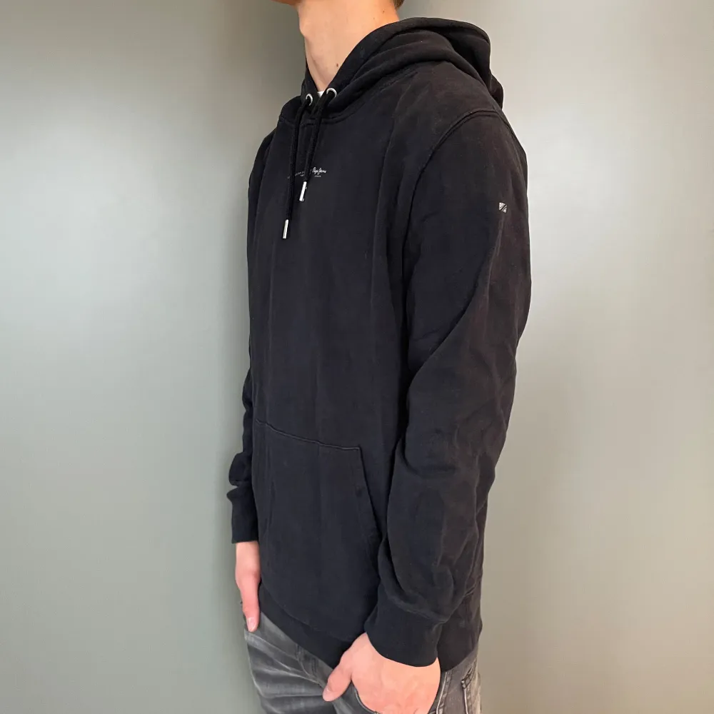 Snygg och stilren hoodie ifrån pepe jeans! | Strl: S | Skick: 9/10 | Perfekt hoodie som passar till allt, för ytterligare frågor är det bara att skriva 🌴. Hoodies.