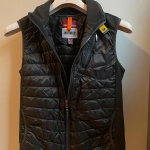 Parajumper väst  - Västen är mörk grön/svart. Storlek XS jag är 174 lång och den sitter perfekt. Västen har användts 2gånger och den är helt ren och fin inga slitningar eller något, nypris 3000kr| mitt pris 2000kr kan gå ner lite vid snabb affär! Hör av dig om du har några funderingar.