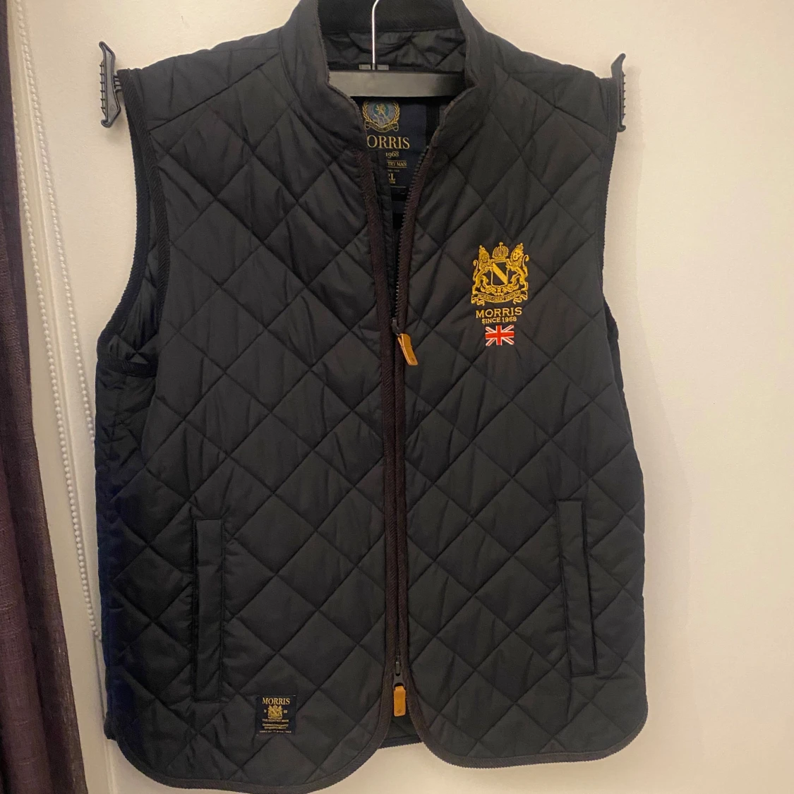 Svart quiltad väst från Morris