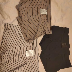 Randiga boxershorts från H&M - Säljer ett set med tre boxershorts från H&M i storlek S. Två par är randiga i beige och svart, och ett par är helsvart. De är gjorda i mjuk bomull. Fel köp och använd inte pga fel storlek. Nypris 199:- i H&M.