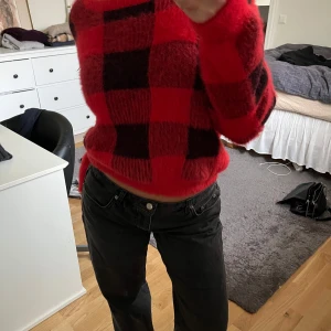 Rutig stickad tröja  - Fluffig och mysig tröja. Använd max 2 gånger, mycket bra skick 💕