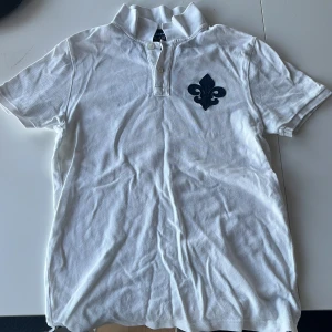 Morris T-shirt - Säljer en stilren vit pikétröja från Morris i storlek M. Tröjan har inga som hälst defekter ich om ni vill ha ytterligare bilder är det bara att fråga! Kom gärna med prisförslag också inget under 500!