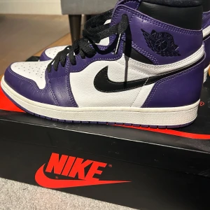 Jordan 1 Retro high court purple white  - Jordan 1 high i färgen lilla och vit Storlek: US 10 vilket motsvarar 43-44 Cond: Köpta men använda max 3 gånger✅ Kvitto samt låda finns! Hör av dig ifall du undrar något📩