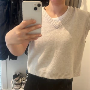 Väst liknande tröja  - Tröja från H&M Storlek s