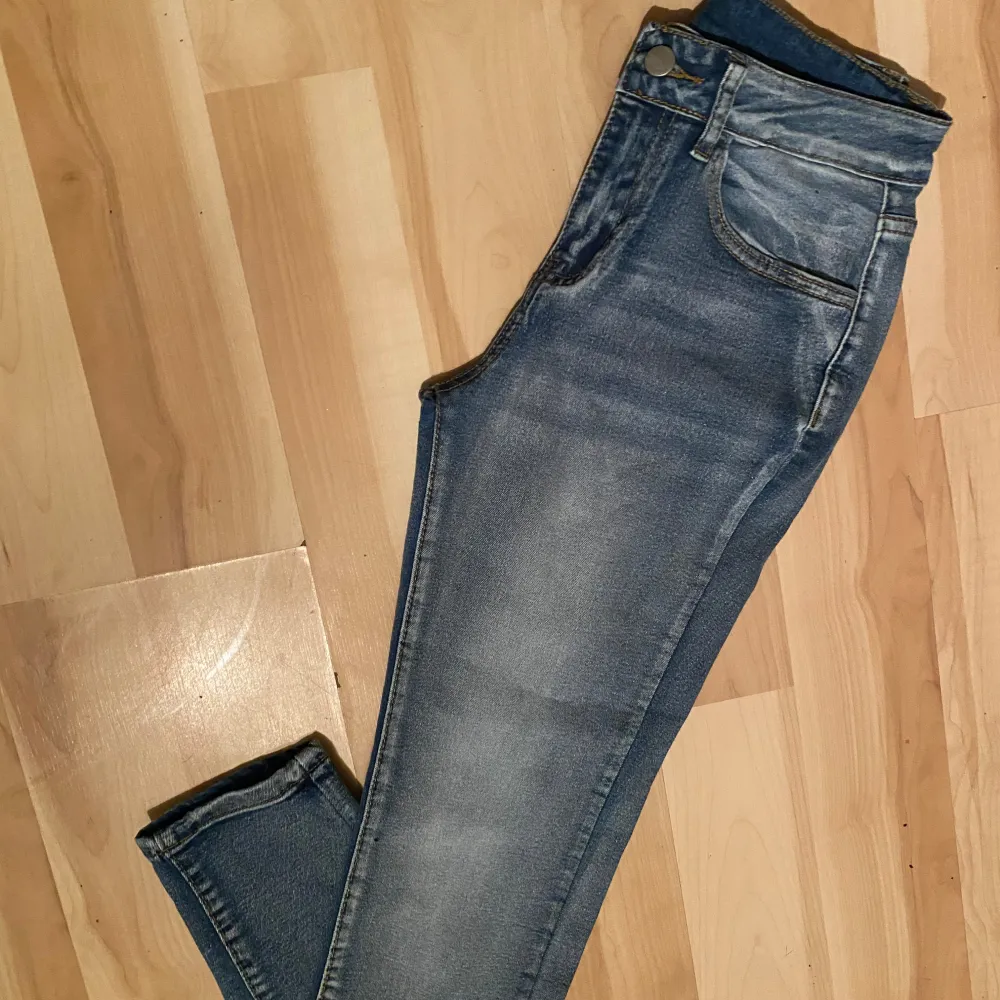 Säljer ett par snygga skinny jeans i storlek XS. Passar även S. Jeans & Byxor.