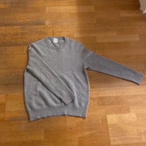 Grå kashmirtröja från John Lewis - Säljer en supermjuk och stilren grå kashmirtröja från John Lewis. 100% Kashmir tröja som krympts i tvätten så nu passar den ungefär XS-S. Finns absolut inga defekter förutom att den har krympt i storlek. Ny pris ligger runt 2000. Skriv för mer frågor!