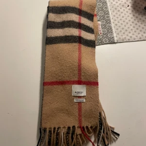 Burburry halsduk - Säljer för jag aldrig använder den längre. 