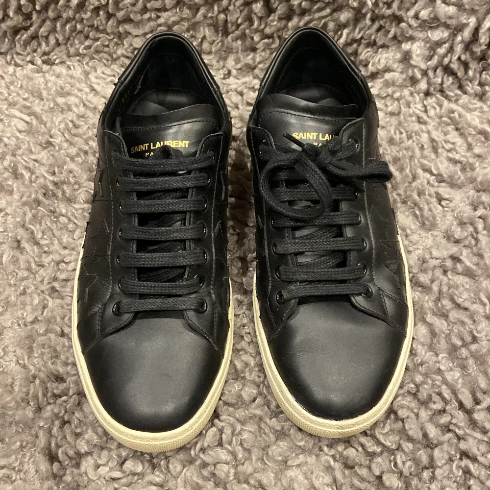 •Saint Laurent Court Classic sneakers. Riktigt bra skick, 8-9/10! Storlek 39,5 men stor i storlek. Sitter mer som strl 40/liten 41. Innermått 26,5 cm alltså mer som en stor strl 40;) 100% äkta, köpt av trendsellers✅ Bara skorna medföljer! Alltid OK att lägga ett bud med rätt av mig att neka även då såklart! Mvh Oliver. . Skor.