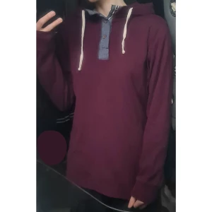 Huvtröja med knäppning vinröd/maroon M - Nyskick men gammal, 100% bomull. Lite svårt att förmedla färgen, den är typ som första bilden (kallare, mörk vinröd).