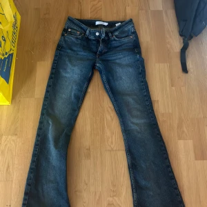 Low waist boot cut jeans - Säljer ett par mörkblå bootcut jeans i bra skick. De är låga i midjan. Jeansen är i princip helt oanvända, har endast testats hemma, säljes då de är lite för tight i midjan på mig. Storlek S. Nypris är 599 kr 