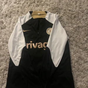 Chelsea dri-fit tröja  - Hej säljer den här Chelsea dri-fit tröja som har tyvärr blivit liten på mig, har inga defekter och har använt fåtal gånger 