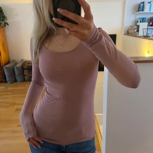Rosa långärmad topp - Säljer en rosa långärmad topp i bra skick. Det finns en liten defekt på ärmen (se bild) därav priset.😍
