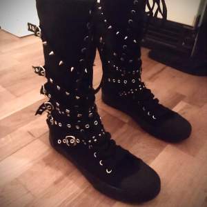 Säljer ett par svarta high heels sneakers Som jag har bara använt en gång på en Black Veil Brides Konsert i USA när jag var 17. Storlek 42 (m). De ger verkligen en intressant look beroende på sin outfit man har på sig. Perfekta för höst och vinter, och de passar bra till en rockig stil. Ordinarie pris är typ 1200kr säljer de för 400kr. Skickar inte online eller säljer. möts endast upp i Stockholm, Enskede och vid plattan. Fri frakt 