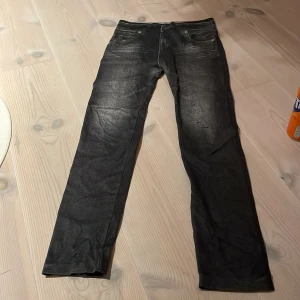 Svarta byxor i polyester och spandex - Säljer ett par svarta byxor i storlek S/M. De är gjorda av 95% polyester och 5% spandex, vilket gör dem stretchiga och bekväma. Perfekta för både vardag och fest! 🖤