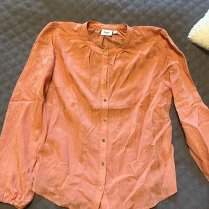 Aprikos skjorta - Säljer denna aprikosfärgade skjortan åt min mamma. Storlek S ifrån Saint Tropez. Normal i storleken och bra skick. 