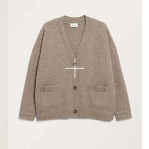 Monki kofta - Säljer super fin stickad kofta ifrån monki! Använd fåtal gånger. Passformen ska vara oversized men jag är en storlek s! Har egna bilder också💞