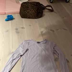 Ljuslila ribbad tröja från Kappahl - Säljer en superfin ljuslila ribbad tröja från Kappahl. Den har långa ärmar och en söt volangkant vid ärmslut och nederkant. Perfekt för både vår och höst! 💜