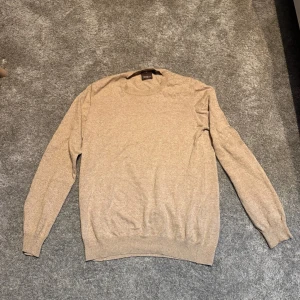 Oscar Jacobsson Tröja - Hej! Säljer denna tröja då den inte kommit till användning. Storleken på tröjan är S och är i ett mycket bra skick. Hör av dig vid fler frågor! Pris ej hugget i sten! 