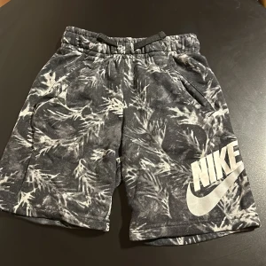 Nike svart camo shorts - Tja säljer mina Nike shorts som jag köpte i USA. Säljer de nu. Dem är i väldigt bra skick och storlek S