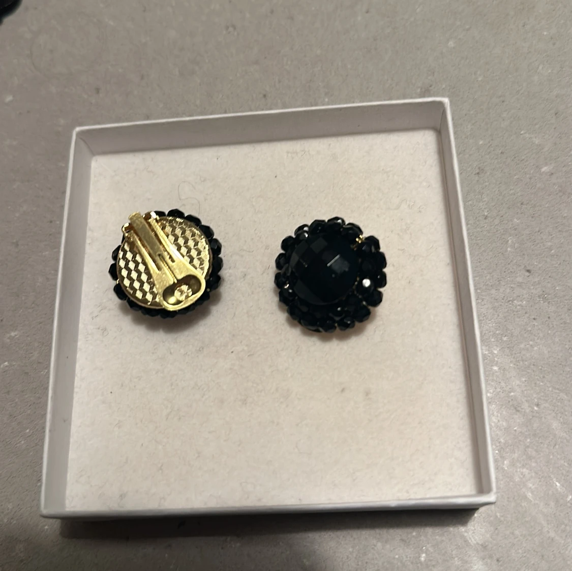 Svarta örhängen med pärldetaljer - 90