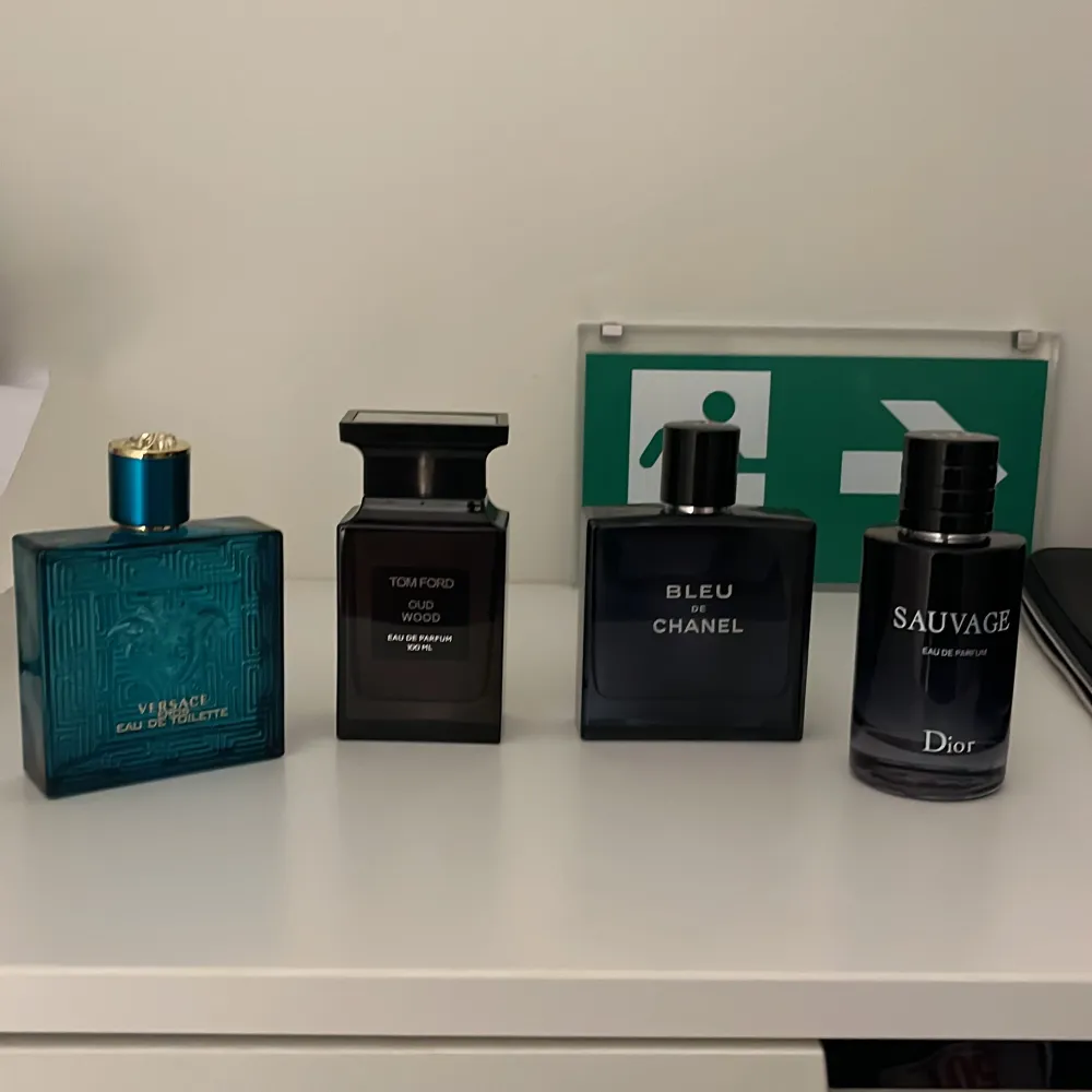 Säljer oanvända delar av min parfym Kollection. Dior savage, Blue de chanel, Verace eros och Tom ford wood alla är 100ml  Alla köpta för runt ett år sen, 95% kvar av alla.  Sauvage 1100kr Chanel de blue 900kr Eros 600kr Tom Ford our wood 1600kr 3700kr för alla. Parfym.